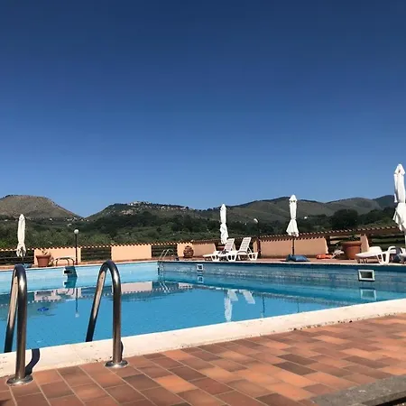 Ξενοδοχείο με διαμερίσματα Rea 3*